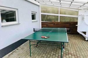 Stolní tenis v ubytování Schwarzwald - Gemuetliches 2 Zimmer Apartment! nebo okolí