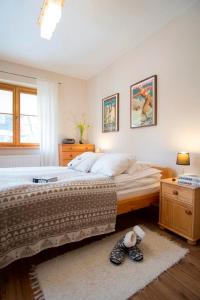 1 dormitorio con 1 cama grande y un par de zapatos en Apart-Center Pod Orłem, en Zakopane