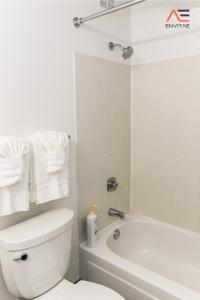 Phòng tắm tại ENVITAE 2BR Vibrant High-Rise Penthouse