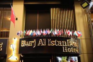 una señal para un hotel con muchas banderas australianas en Burj Al Istanbul, en Estambul