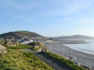 a view of a beach with houses and the ocean at Llys yr Wylan in Aberystwyth