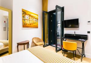 TV a/nebo společenská místnost v ubytování Joya del Casco Boutique Hotel by Shiadu