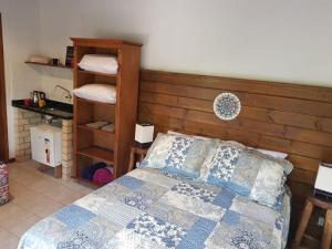 A bed or beds in a room at Indra Hospedagem