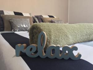 Łóżko z napisem "ryk" w obiekcie Alex Lodge w mieście Zrenjanin