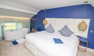 Ένα ή περισσότερα κρεβάτια σε δωμάτιο στο Connemara Sands Hotel & Spa