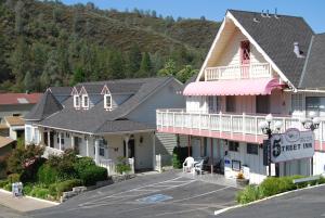 une auberge dans une ville avec une montagne en arrière-plan dans l'établissement 5th Street Inn, à Mariposa