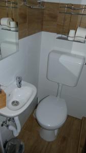 A bathroom at Duna Dráva Vendégház