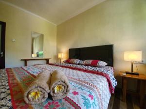 Un dormitorio con una cama con toallas. en Timbis Homestay Bali, en Nusa Dua 73 fotos más