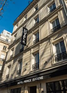 ein Gebäude mit einem Schild an der Seite in der Unterkunft Hôtel Du Prince Eugène in Paris