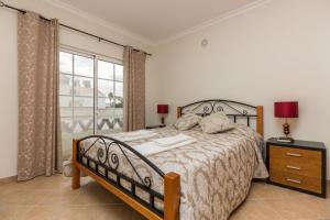 Ένα ή περισσότερα κρεβάτια σε δωμάτιο στο Mira Praia Villa by ALGARVEMANTA