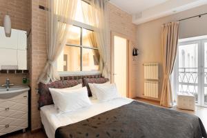 sypialnia z dużym łóżkiem i oknem w obiekcie Nevsky Forum Hotel w Petersburgu