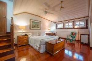 a bedroom with a bed and a table and chairs at Pousada do Mondego in Ouro Preto
