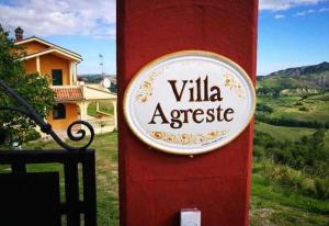 Znak dla willi na czerwonym biegunie w obiekcie Dimora Villa Agreste w mieście Castilenti