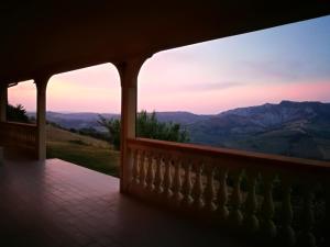 balkon z widokiem na góry w obiekcie Dimora Villa Agreste w mieście Castilenti