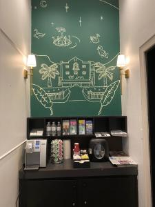 uma parede verde com desenhos de palmeiras em The EO Inn - Downtown Orlando em Orlando