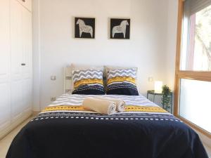 Postel nebo postele na pokoji v ubytování La Cornisa Villa by WaveProperties