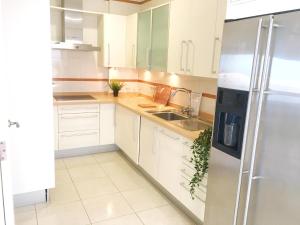 Kuchyň nebo kuchyňský kout v ubytování La Cornisa Villa by WaveProperties