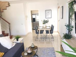 Posezení v ubytování La Cornisa Villa by WaveProperties