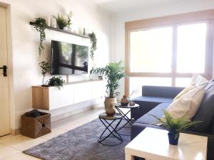 TV a/nebo společenská místnost v ubytování La Cornisa Villa by WaveProperties