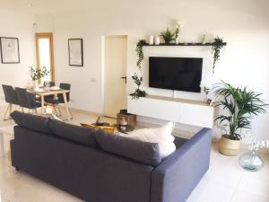 Posezení v ubytování La Cornisa Villa by WaveProperties