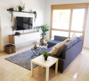 TV a/nebo společenská místnost v ubytování La Cornisa Villa by WaveProperties