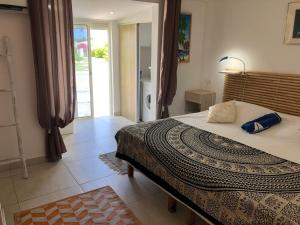 Postel nebo postele na pokoji v ubytování Duplex luxe au NBBC , les pieds dans le sable