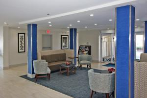 um átrio com um sofá, cadeiras e uma mesa em Holiday Inn Express Branford-New Haven, an IHG Hotel em Branford