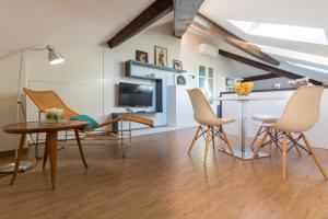 a kitchen and living room with a table and chairs at Aqualago casa vacanze Suite in Verbania