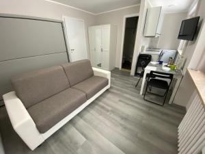 een woonkamer met een bank en een tafel bij Appartamento Funivie CIR 0140 in Breuil-Cervinia