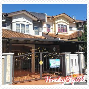 una casa con una puerta con un cartel delante en Homestay Cikgu Zedi Hulu Langat en Hulu Langat