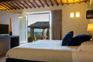 A bed or beds in a room at Mastrojanni Relais