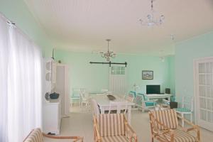 ein Zimmer mit Tisch und Stühlen und ein Esszimmer in der Unterkunft Beach House in Ubatuba