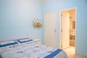 ein blaues Schlafzimmer mit einem blauen Bett in der Unterkunft Beach House in Ubatuba