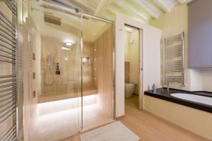 A bathroom at Mastrojanni Relais