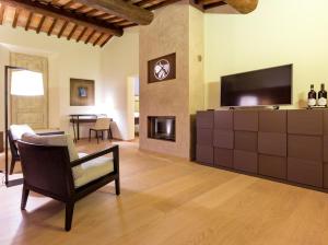 A television and/or entertainment centre at Mastrojanni Relais