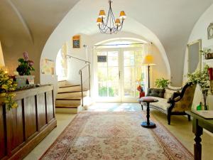 a living room with a couch and a chandelier at Un Patio en Luberon in Ansouis