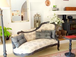 um sofá numa sala de estar com lareira em Un Patio en Luberon em Ansouis