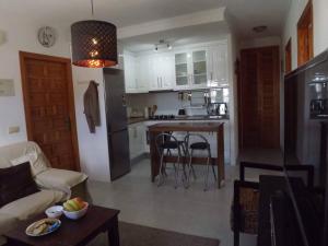 Kuchyňa alebo kuchynka v ubytovaní Cozy house near La Mata beach + 8 fotografií