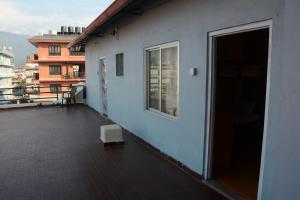 Hotel The Billabong Garden Pokhara 발코니 또는 테라스