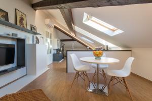 a kitchen and dining room with a white table and chairs at Aqualago casa vacanze Suite in Verbania