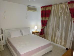 Postel nebo postele na pokoji v ubytování Jasmin White Apartment