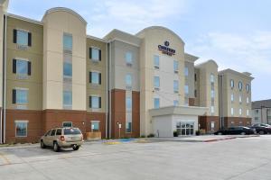 莫纳汉斯Candlewood Suites Monahans by IHG的一家酒店，停车场里停着一辆车