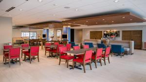 En restaurant eller et spisested på Holiday Inn Express & Suites - Tampa East - Ybor City, an IHG Hotel