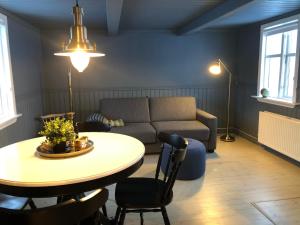 sala de estar con mesa y sofá en The Little House en Bolungarvík