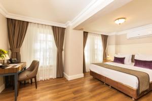 Un pat sau paturi într-o cameră la Meroddi La Porta Hotel