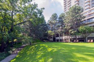 einen Park mit grünem Gras und Gebäuden in der Unterkunft Pan Pacific Toronto in Toronto