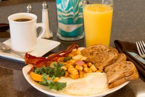 un plato de desayuno con tostadas y un vaso de zumo de naranja en Holiday Inn Resort Daytona Beach Oceanfront by IHG, en Daytona Beach