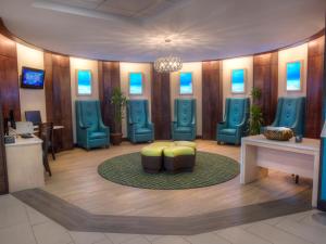 a waiting room with blue chairs and a green ottoman at Holiday Inn Resort Daytona Beach Oceanfront by IHG in Daytona Beach