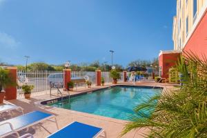 Het zwembad bij of vlak bij Holiday Inn Express Hotel & Suites Tampa-Fairgrounds-Casino, an IHG Hotel