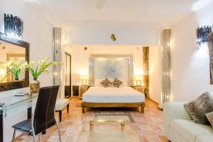 a bedroom with a bed and a living room at Private Villa 10 Rooms, Private Pool, Walk to Beach in Playa del Carmen +32 photos